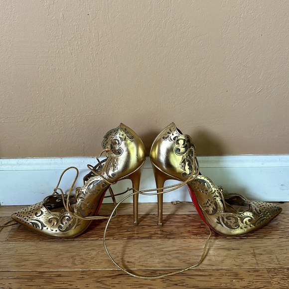 COPY - Christian Louboutin Impera Gold 7.5 - Picture 2 of 4